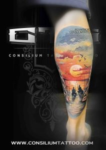 tatuaje atardecer con pescadores realista en color para la pierna